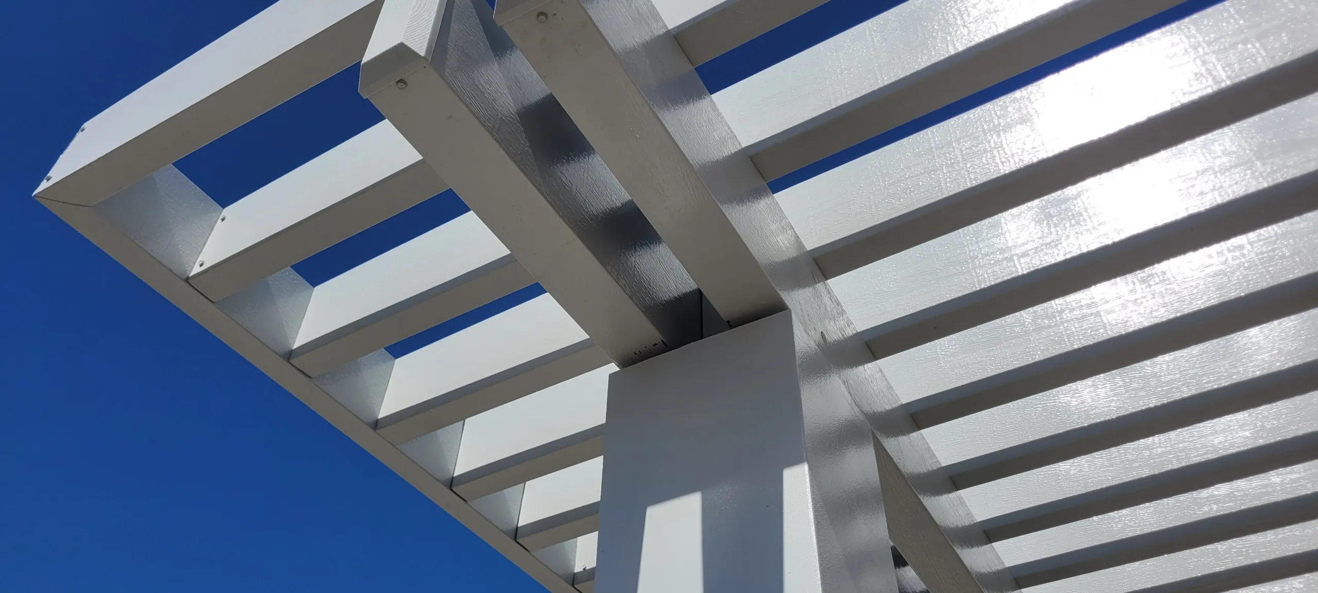 Closeup of Weatherwood aluminum pergola